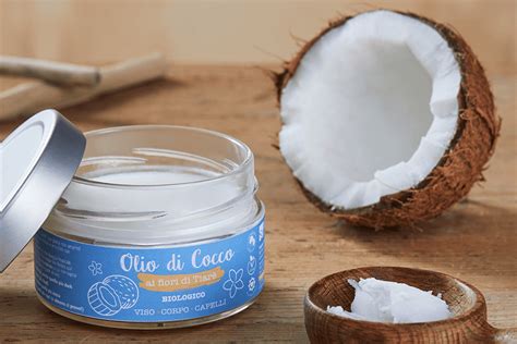 Una tazza di caffè con olio di cocco