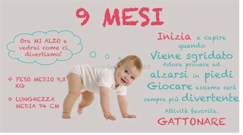 Bambino di 9 mesi che esplora un armadio basso in sicurezza