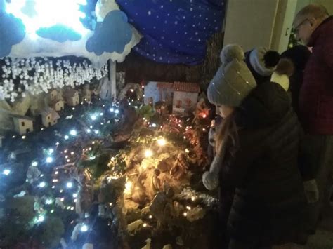 Bambini davanti al presepe cantando