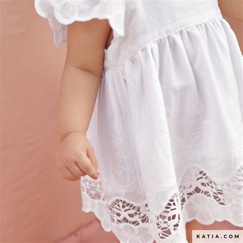 Bambino con copri pannolino all'uncinetto e accessori coordinati