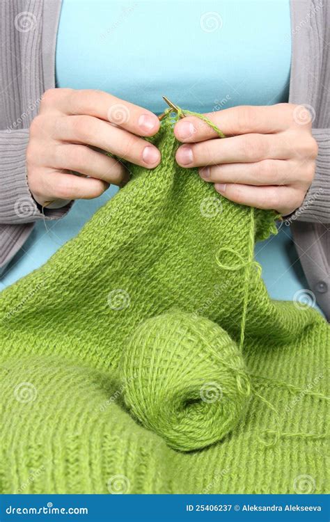 bambina che lavora a maglia