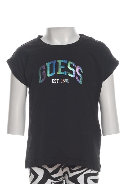 Dettagli di abbigliamento Guess per bambina: stampe e colori