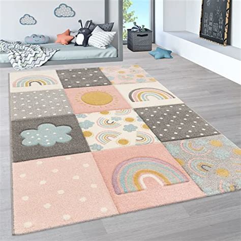 Tappeto colorato per bambini in una cameretta arredata con toni pastello