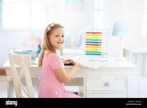 Bambina che fa finger painting