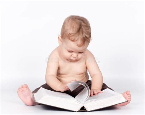 Bambino che gioca con un libro magnetico in auto