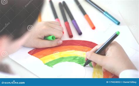 bambino che colora con attenzione su un album illustrato