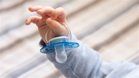 Neonato che succhia il ciuccio