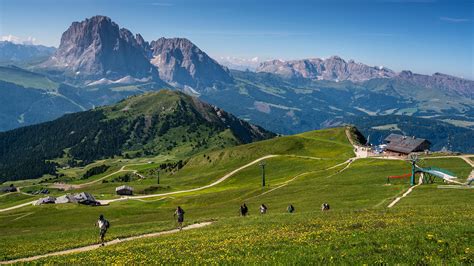 Panorama estivo della Val Gardena con le Dolomiti sullo sfondo