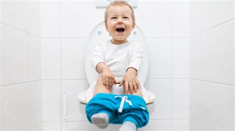 Bambino che indossa mutandine spannolinamento