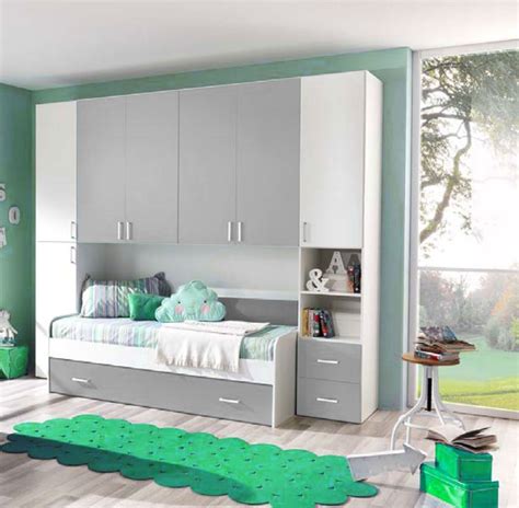 Cameretta bambino con armadio bianco e dettagli colorati