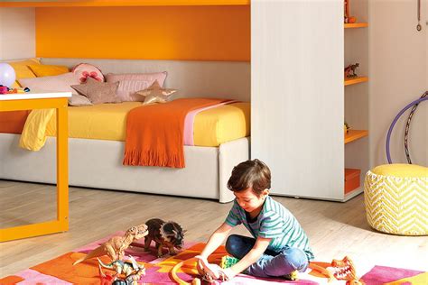 Bambino che cresce nella sua cameretta con arredi modulari