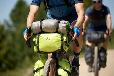 Ciclista equipaggiato con borse da bikepacking lungo l'Adda