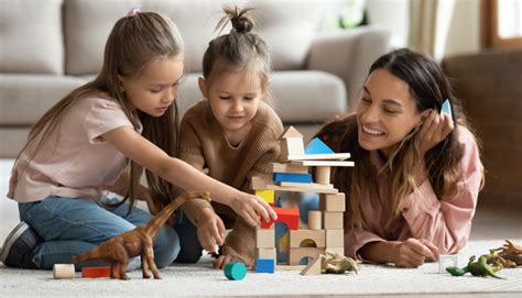 bambino che gioca con materiali naturali in uno spazio ordinato