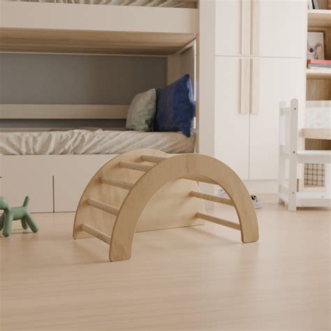 bambino che esplora un arco Montessori in legno