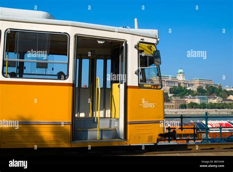 Tram storico n. 2 lungo la riva del Danubio