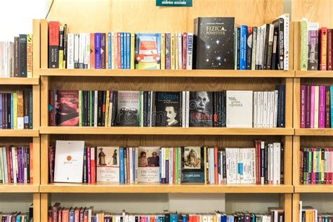 scaffale di una biblioteca con libri di narrativa gialla per ragazzi