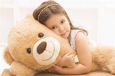 Bambina che gioca felicemente in una maglietta bianca