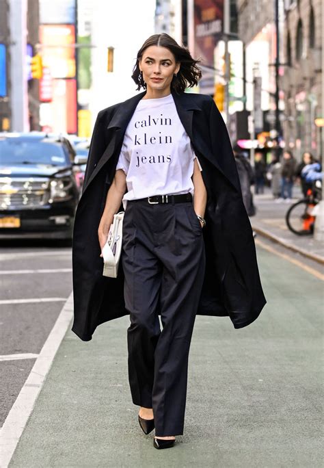 Bambina con un outfit elegante che include una maglietta bianca come strato