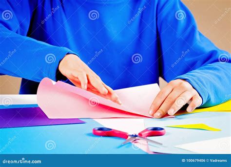 Bambino che fa origami