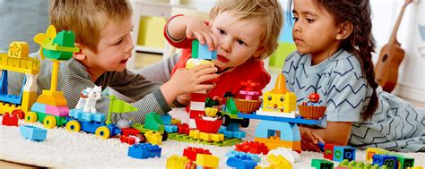 Bambini che costruiscono con i LEGO