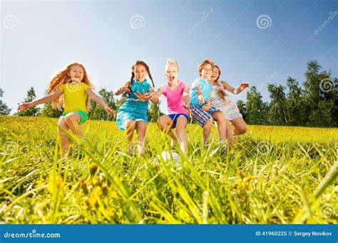 Bambini che giocano felici