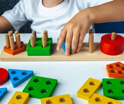 Bambino che gioca con incastri Montessori