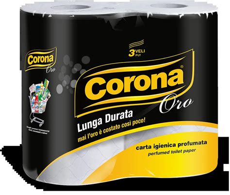Bambino che decora una corona di carta igienica