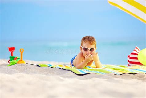 Bambino protetto dal sole in spiaggia