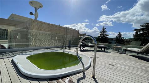 Interno di uno stabilimento termale a Santa Cesarea con vasche per idroterapia