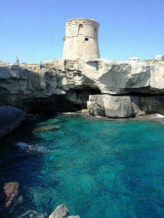 Torre costiera di Torre Miggiano sul litorale di Santa Cesarea Terme