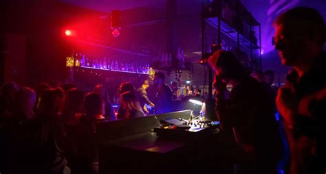 Vista notturna di un locale notturno o discoteca a Santa Cesarea Terme