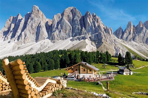 Rifugio delle Odle con panorama montano