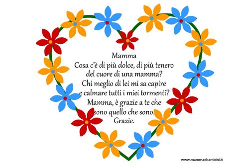 Bambino che legge una poesia alla mamma