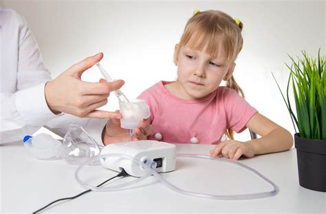 Bambino che fa aerosol con l'aiuto di un adulto