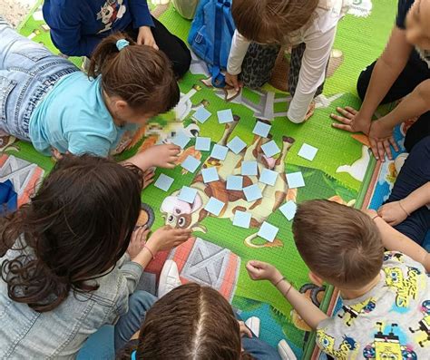 bambini che giocano a Memory in gruppo
