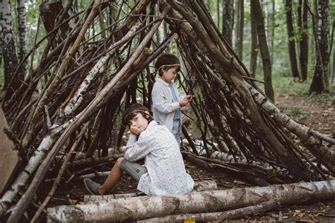 bambini che costruiscono una capanna nel bosco