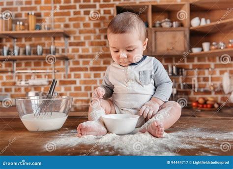 bambino che gioca con farina di mais