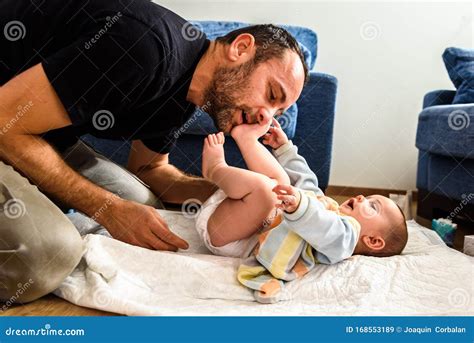 Un genitore che osserva attentamente il pannolino del suo bambino