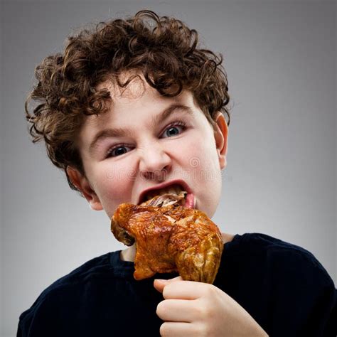 Bambino che mangia carne