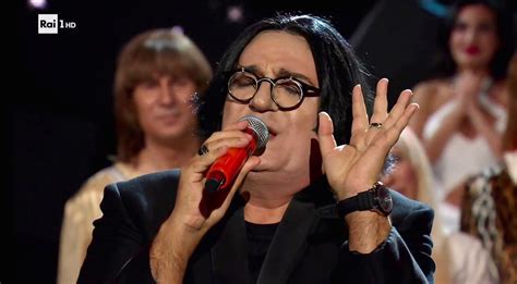 Daniele Si Nasce in performance come Renato Zero, con un costume di scena elaborato