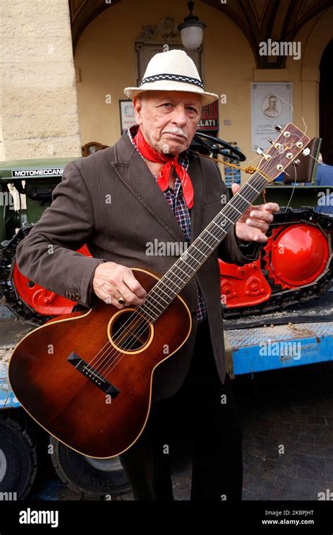 Daniele Fortunato in un paesaggio tipico della Romagna, con chitarra