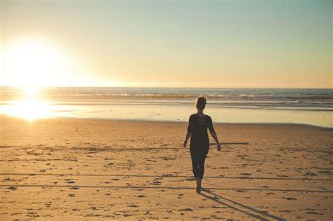 Persona che cammina scalza sulla spiaggia