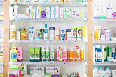 una vista d'insieme di prodotti farmaceutici per il benessere in gravidanza in uno scaffale di farmacia