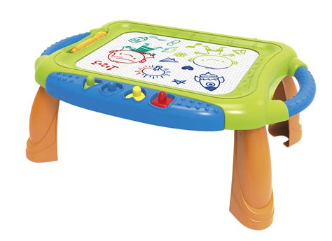 bambino che disegna sulla lavagna magica del tavolo Chicco