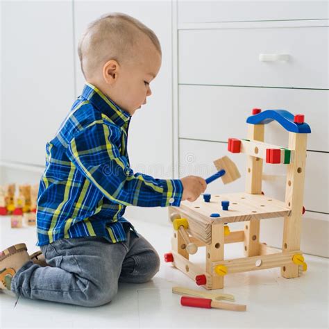Bambino che gioca con giocattoli in legno