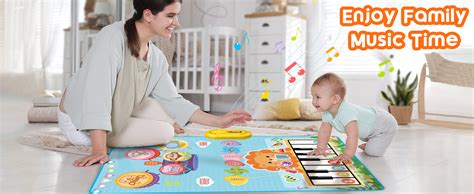 bambino che gioca su un tappeto musicale interattivo colorato