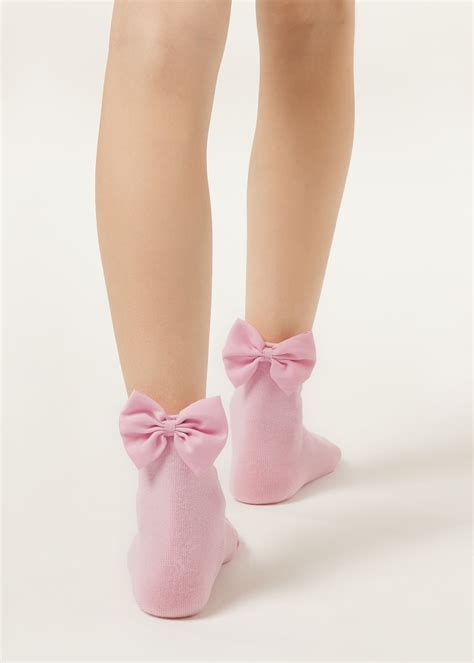 Una selezione di calzini eleganti per bambina con ruches e dettagli ricercati