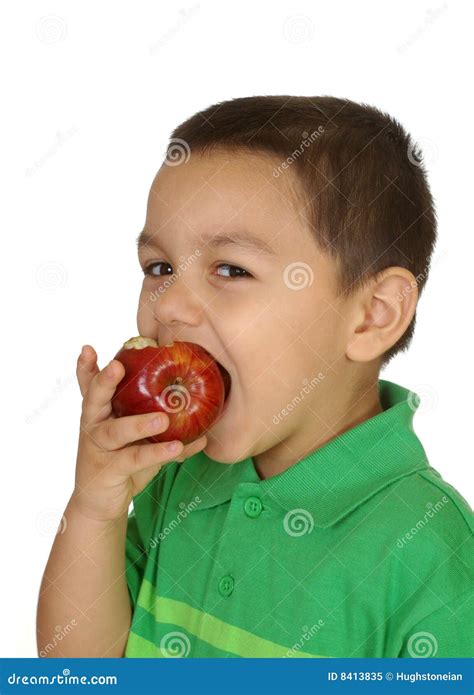 bambino che mangia una mela fresca