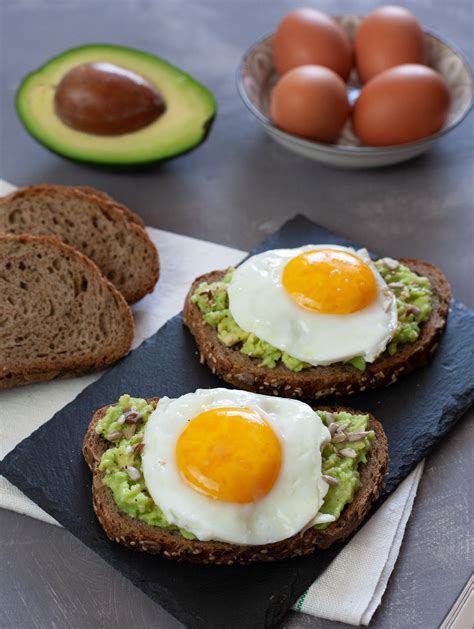 fetta di pane integrale con avocado e semi