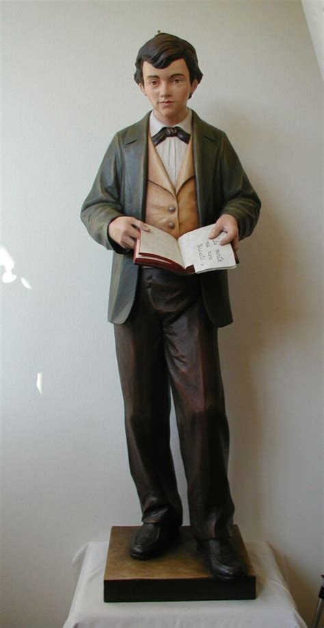 statua di San Domenico Savio in preghiera